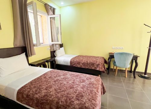 Chambre avec deux lits