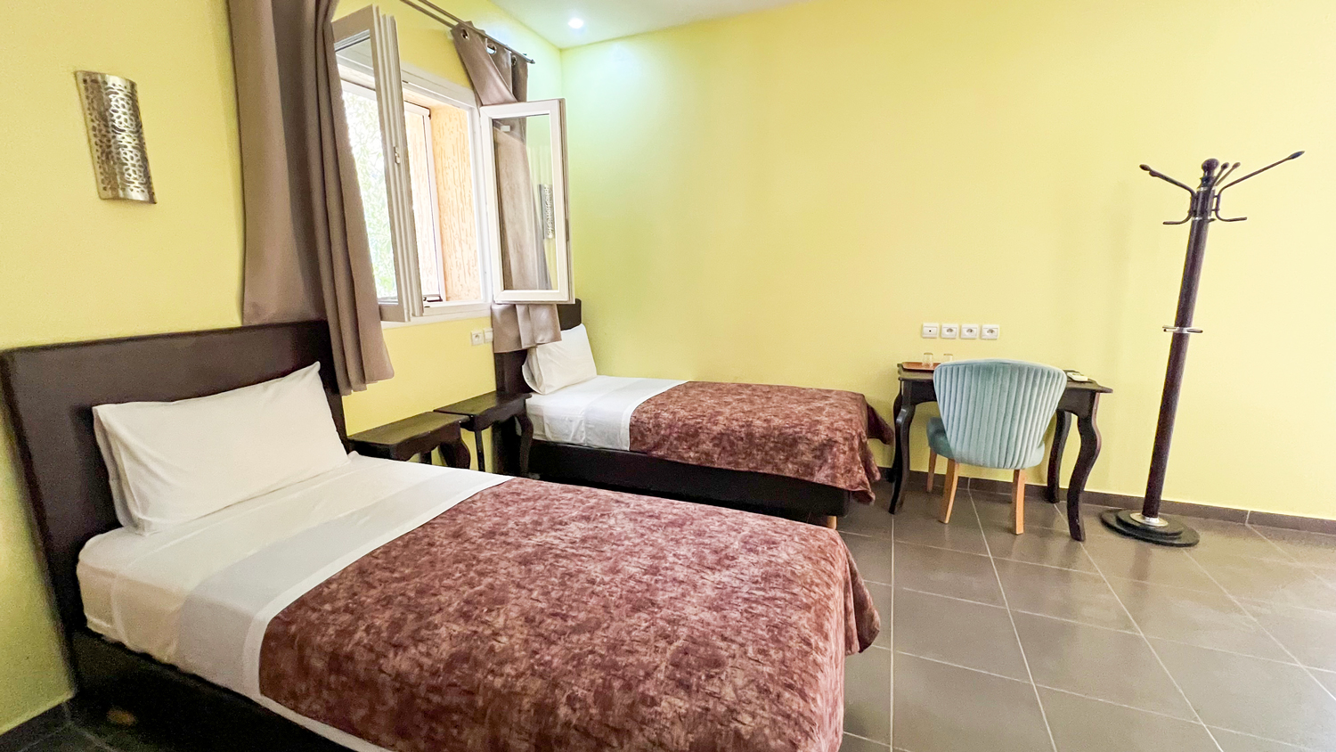 Chambre avec deux lits